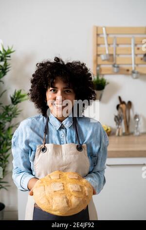 Porträt einer jungen Frau mit frisch gebackenem Brot Stockfoto