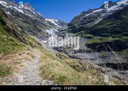 Alpenweg entlang des Unteren Grindelwaldgletschers, bei Grindelwald, im Berner Oberland, Schweiz mit Blick auf das Schreckhorn Stockfoto