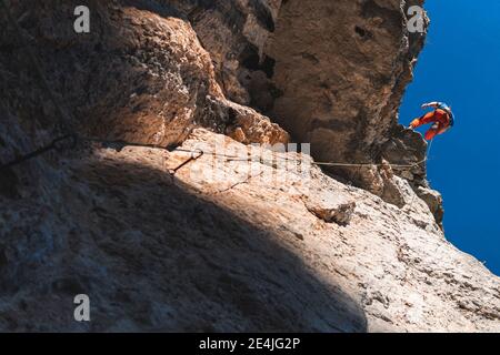 Determinant Sportler Klettern Berg an sonnigen Tag Stockfoto