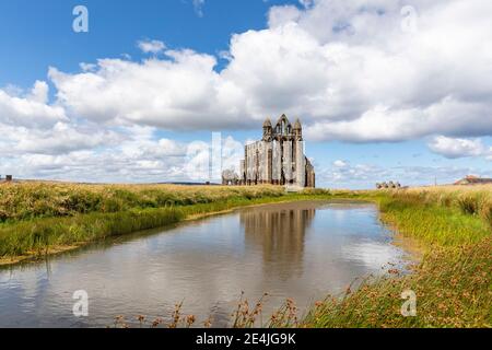 Whitby Abbey an sonnigen Tagen bewölkt, Yorkshire, Großbritannien Stockfoto