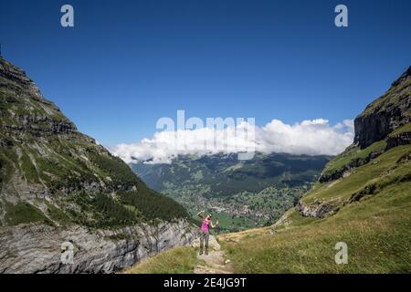 Ein Wanderer auf dem Weg neben dem Unteren Grindelwaldgletscher, bei Grindelwald, im Berner Oberland, Schweiz Stockfoto