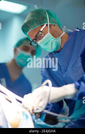 Chirurg mit Brille und einer Mitarbeiterin im Krankenhaus Stockfoto