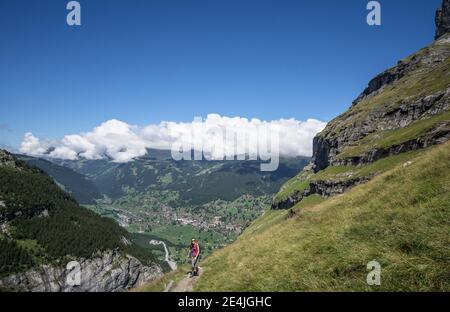 Ein Wanderer auf dem Weg neben dem Unteren Grindelwaldgletscher, bei Grindelwald, im Berner Oberland, Schweiz Stockfoto