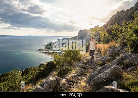 Frau wandern an der Küste Stockfoto