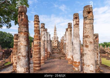 Säulenreihe in ruinierter Kapelle und Pagode im Klosterkomplex am Wat Mahathat Tempel, Sukhothai Historischer Park, Thailand Stockfoto