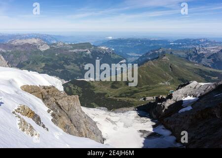 Blick vom Jungfraujoch Besucherzentrum Sphinx Terrasse im Berner Oberland, Schweiz, zeigt die Berge rund um Interlaken Stockfoto