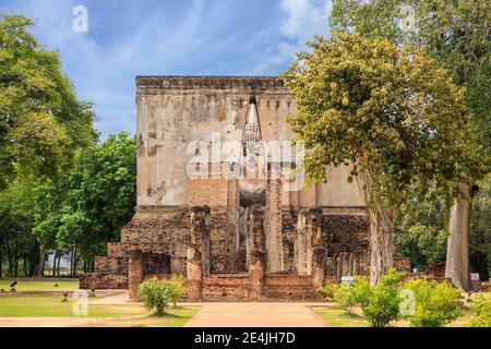 Berühmte große Buddha Statue Bild namens Phra Achana in ruinierte Kapelle am Wat Si Chum Tempel, Sukhothai Historical Park, Thailand Stockfoto