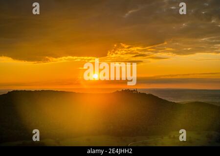 Deutschland, magischer Luftbild über dem Tal der schwäbischen alb Naturlandschaft bei Sonnenuntergang mit orangenen Himmel bei stuttgart mit Blick auf Schloss teck Stockfoto