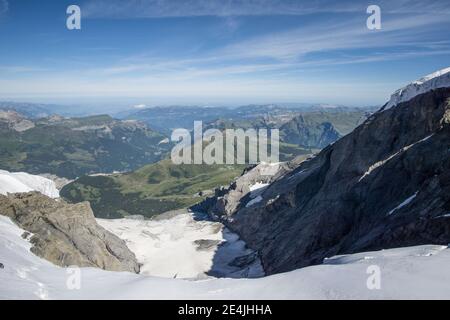 Blick vom Besucherzentrum Junfraujoch im Berner Oberland, Schweiz, zeigt die Berge rund um Interlaken Stockfoto