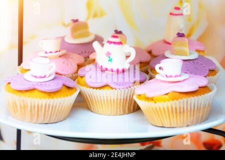 Kuchen, Cupcakes mit einer Teekanne und Teetassen Stockfoto