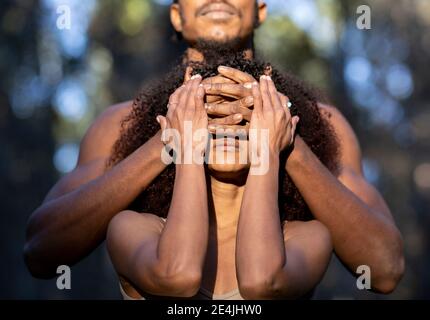 Männliche Tänzerin deckt die Augen der Partnerin während der Performance Stockfoto