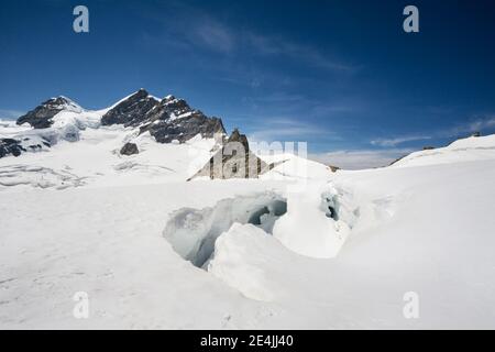 Sommeransicht der Jungfrau und des Jungfraujochs vom Weg zur Mönchsjochhütte an einem sonnigen Tag hoch im Berner Oberland, Schweiz Stockfoto