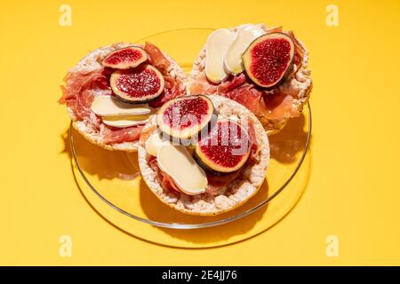 Reiskuchen mit serrano-Schinken, Käse und Feigenscheiben Stockfoto