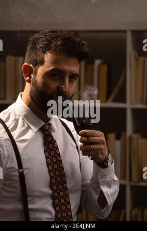 Porträt eines bärtigen Mannes, der Pfeife raucht Stockfoto