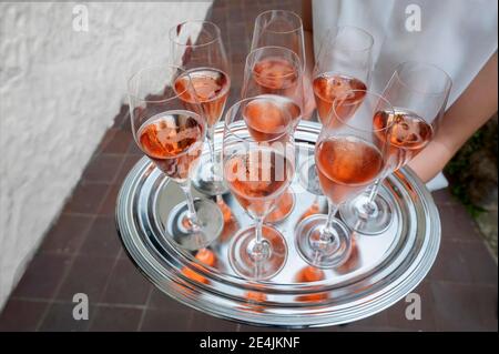 Gläser Champagner auf einem silbernen Tablett serviert Stockfoto