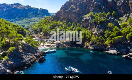 Panoramablick auf das Meer mit Felsbergen an sonnigen Tagen, Torrent De Pareis, Sierra De Tramuntana, Mallorca, Balearen, Spanien Stockfoto