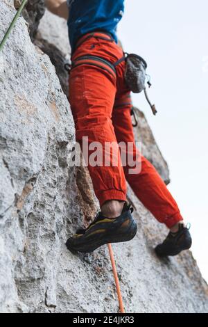 Sportler klettern felsigen Berg Stockfoto