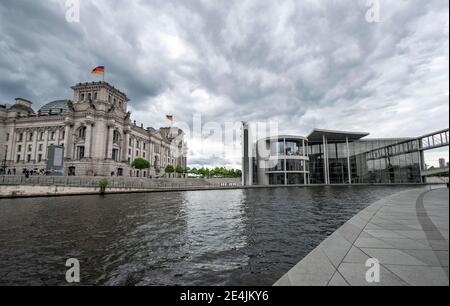 Reichstagsgebäude mit wehender deutscher Flagge und Paul-Löbe-Haus an der Spree, Regierungsbezirk, Berlin, Deutschland Stockfoto