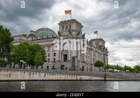 Reichstagsgebäude mit wehender deutscher Flagge auf der Spree, Regierungsviertel, Berlin, Deutschland Stockfoto