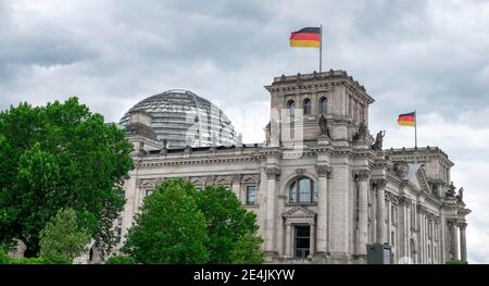 Reichstagsgebäude mit wehender deutscher Flagge, Regierungsviertel, Berlin, Deutschland Stockfoto