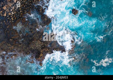 Surfen Sie an der felsigen Küste von oben, Valle Gran Rey, Drohnenschuss, La Gomera, Kanarische Inseln, Spanien Stockfoto