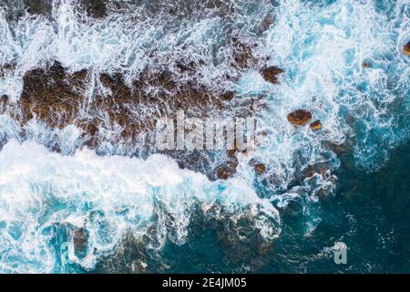 Surfen Sie an der felsigen Küste von oben, Valle Gran Rey, Drohnenschuss, La Gomera, Kanarische Inseln, Spanien Stockfoto