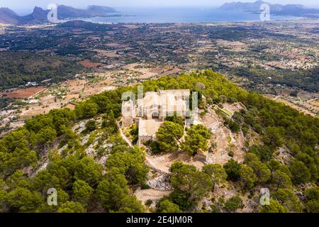 Spanien, Balearen, Mallorca, Pollena, Stadt und Santuario del Puig de Maria, Luftaufnahme Stockfoto