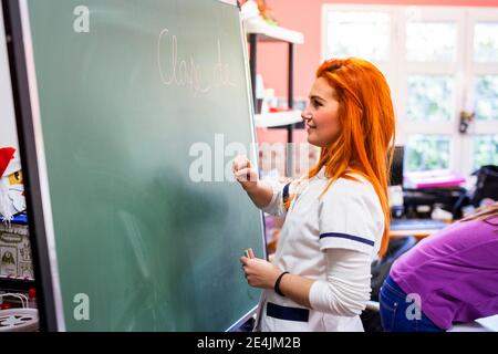 Junge weibliche Krankenschwester Blick auf Tafel im Rehabilitationszentrum Stockfoto