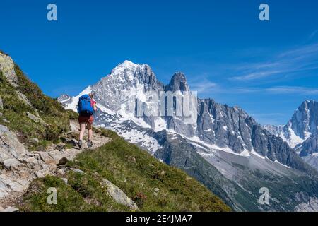 Wanderer zu Fuß, Grand Balcon Sud, Aiguille Verte Gipfel, Grandes Jorasses, Mont Blanc Massiv, Chamonix-Mont-Blanc, Haute-Savoie, Frankreich Stockfoto