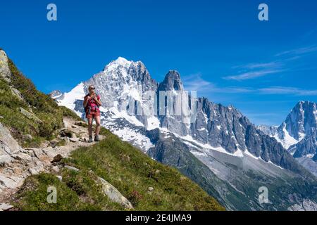 Wanderer zu Fuß, Grand Balcon Sud, Aiguille Verte Gipfel, Grandes Jorasses, Mont Blanc Massiv, Chamonix-Mont-Blanc, Haute-Savoie, Frankreich Stockfoto