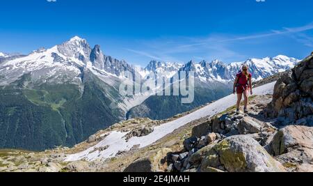 Wanderer auf Wanderweg, Grand Balcon Sud, Gletscher, Mer de Glace, Aiguille Verte und Mont Blanc Gipfel, Grandes Jorasses, Mont Blanc Massiv Stockfoto
