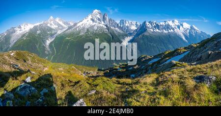 Bergpanorama, Glacier Mer de Glace und Glacier d'Argentiere, Aiguille Verte, Aiguille du Midi, Aiguille du Moine, Mont Blanc, Grandes Jorasses Stockfoto