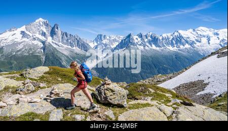 Wanderer auf Wanderweg, Grand Balcon Sud, Gletscher, Mer de Glace, Aiguille Verte und Mont Blanc Gipfel, Grandes Jorasses, Mont Blanc Massiv Stockfoto