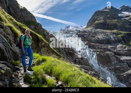 Wanderer auf dem Wanderweg zur Schreckhornhütte, hochalpine Berglandschaft, Unterer Arktischer Ozean, Gletscherzunge, Berner Oberland, Schweiz Stockfoto