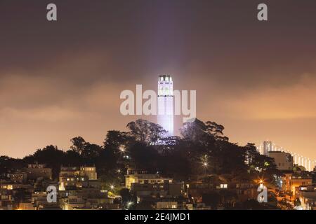 Beleuchteter Coit Tower bei Nacht in San Francisco, Kalifornien, USA Stockfoto