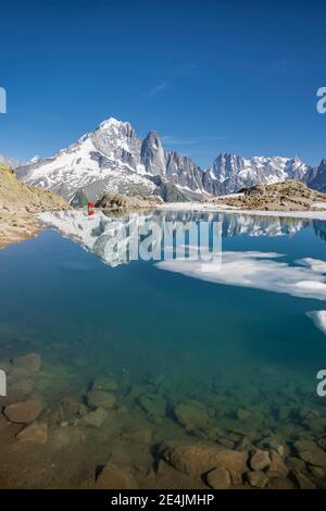 Bergpanorama, Eisscholle am Lac Blanc, Berggipfel im Bergsee, Grandes Jorasses und Mont Blanc-Massiv, Chamonix-Mont-Blanc Stockfoto