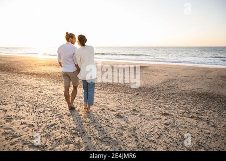 Junges Paar, das Freizeit am Strand während des Urlaubs verbringt Stockfoto