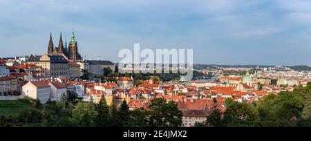 Panoramablick auf die Prager Burg und die Altstadt von Petrin Hill, Prag, Tschechische Republik Stockfoto