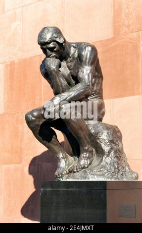 Der Denker, Skulptur von Auguste Rodin, vor der Bielefelder Kunsthalle, Bielefeld, Ostwestfalen, Nordrhein-Westfalen, Deutschland Stockfoto