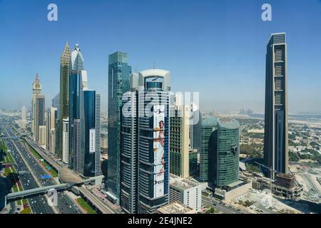 Blick auf Wolkenkratzer mit Sheikh Zayed Road, Dubai, Vereinigte Arabische Emirate Stockfoto