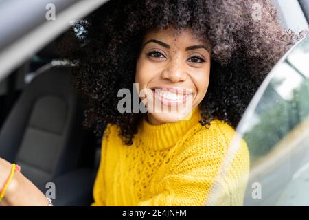 Glückliche Frau lächelt während der Fahrt Auto Stockfoto