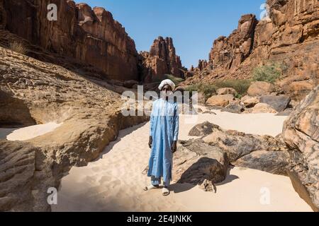 Junge Beduin in traditioneller Kleidung am Wasserloch Guelta d'Archei, Ennedi Plateau, Tschad Stockfoto