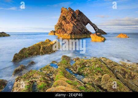 Felsbogen an der schottischen Küste, Schottland, Großbritannien Stockfoto