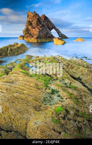 Bow Fiddle Rock, Felsbogen an der schottischen Küste, Schottland, Großbritannien Stockfoto