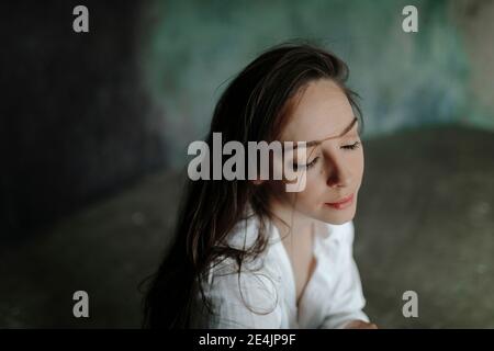 Schöne Frau mit geschlossenen Augen in Nahaufnahme Stockfoto