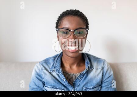 Porträt von lächelnden Frau mit Brille Stockfoto