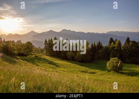 Schöner Sonnenuntergang über der Bergkette am Idrosee, Lombardei, Italien Stockfoto