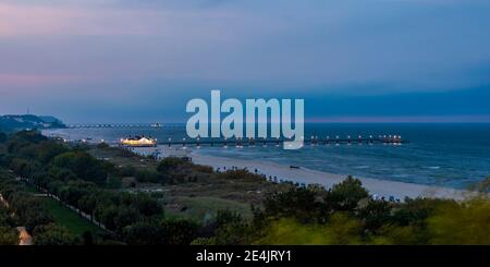 Deutschland, Mecklenburg-Vorpommern, Ahlbeck, Küstenpier in der Abenddämmerung Stockfoto