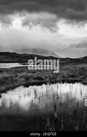 Episches Schwarz-Weiß-Landschaftsbild von Loch Ba auf Rannoch Moor in den schottischen Highlands an einem Wintermorgen Stockfoto