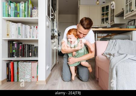 Vater mit Tochter zu Hause spielen Stockfoto